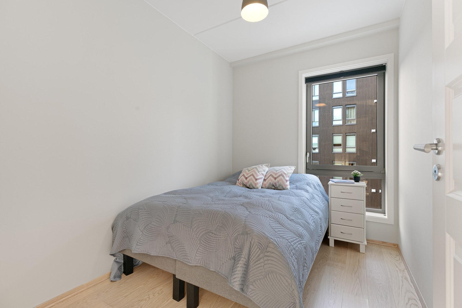 Det siste soverommet har god plass til seng med tilhørende møblement, med mulighet for å sette inn garderobe for ekstra oppbevaring. Galleribilde