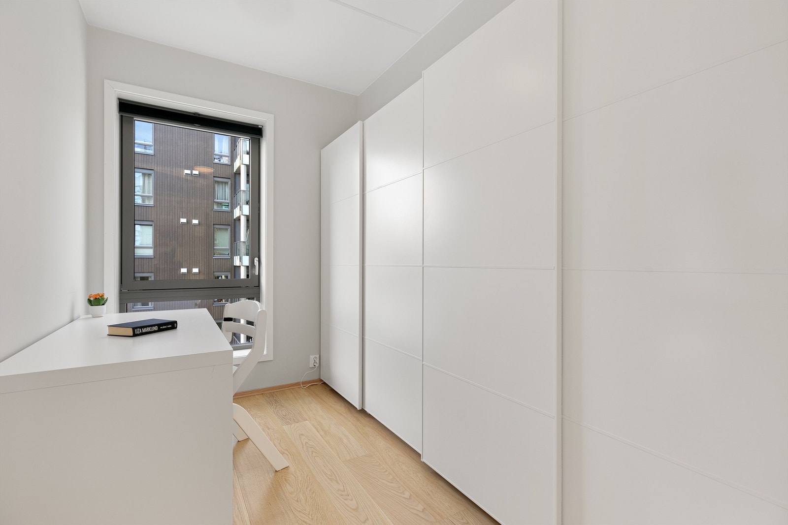 Ene soverommet brukes i dag som kontor, med skyvedørsgarderobe langs veggen for praktisk oppbevaring. Galleribilde