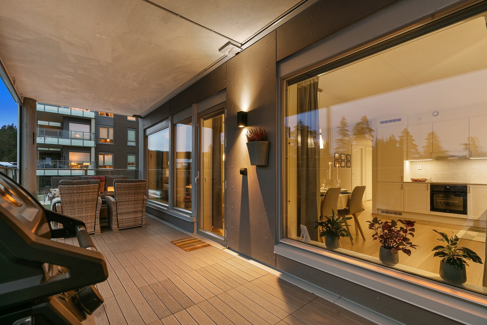 Stemningsfull belysning på balkongen skaper en koselig og avslappende stemning. Balkongen er belagt med plastheller. Galleribilde