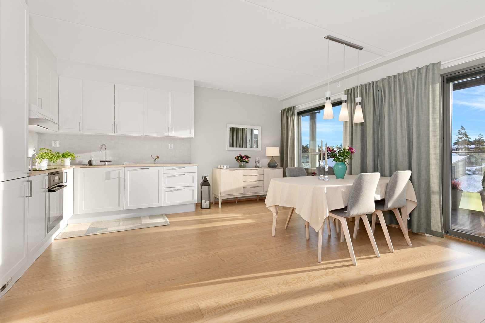 Parkett på gulv er gjennomgående i leiligheten, malte vegger kombinert med spilepanel, og himling med jevne, malte flater. Galleribilde