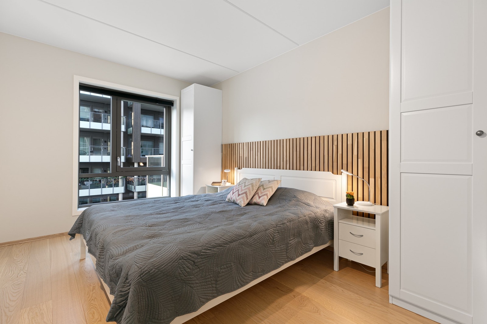 Leilighetens hovedsoverom er gjennomgående og romslig med god plass til dobbeltseng med tilhørende møblement og skap for oppbevaring. Galleribilde