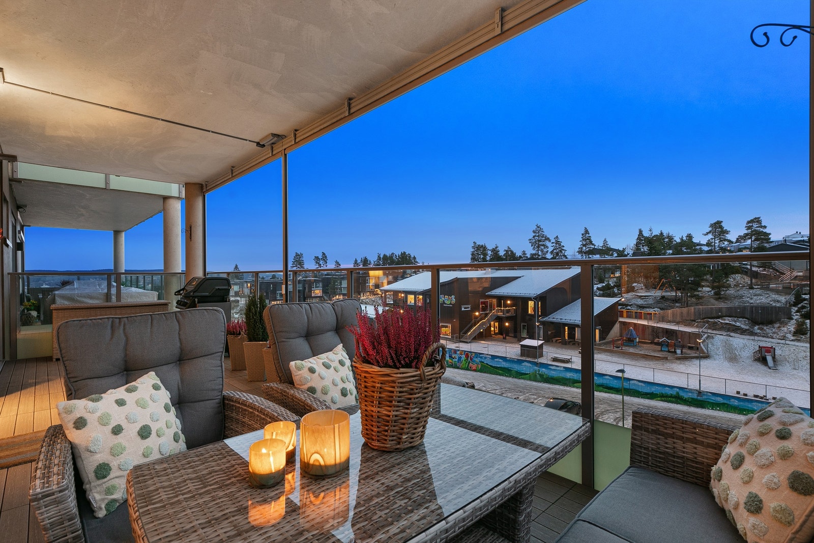 Den romslige balkongen på 21m² gir mulighet for å etablere flere sittegruppe løsninger samt sette inn grillområde. Galleribilde