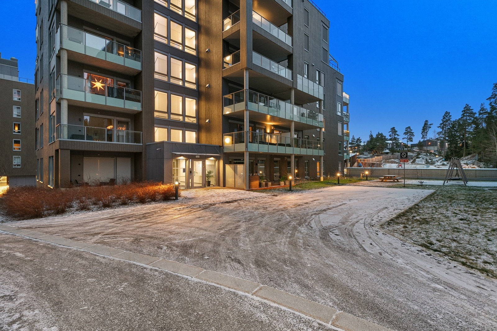 Inngangsparti på kvelden. Galleribilde