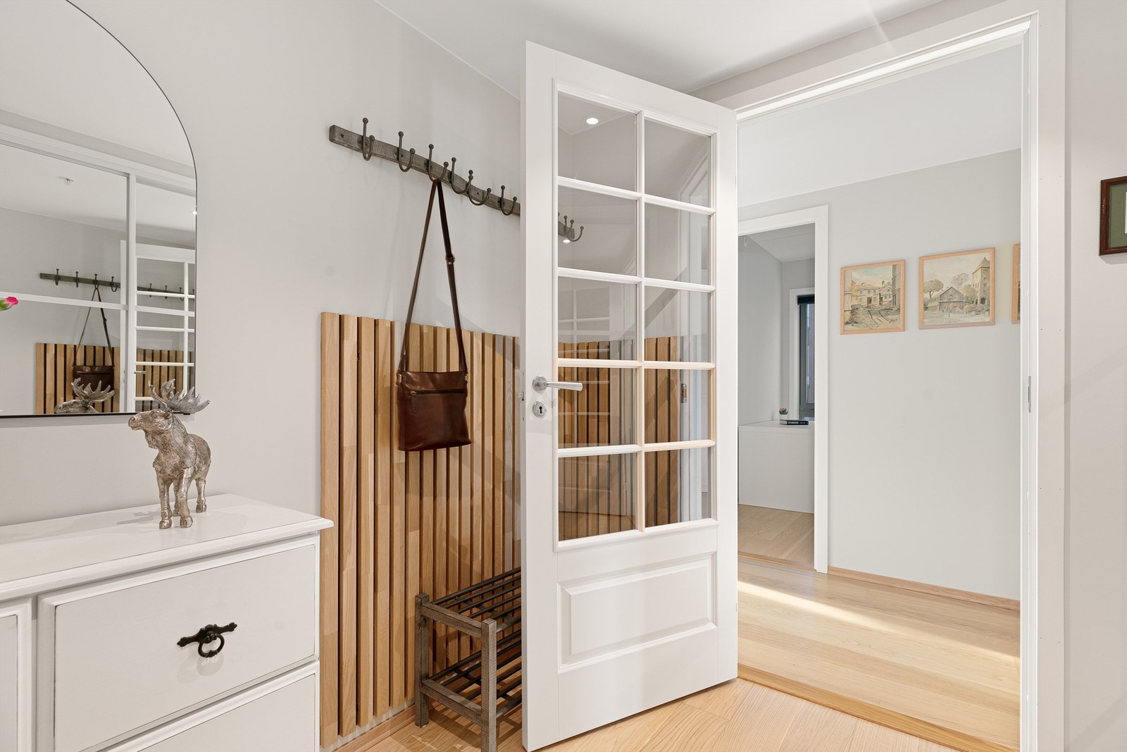 Leiligheten er oppvarmet med vannbåren gulvvarme og elektrisk gulvvarme på bad. Gulvvarme i entré, gang, stue, kjøkken og begge bad. Galleribilde