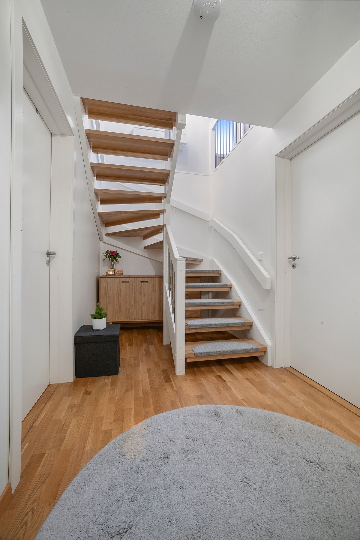 Velkommen ned. Hyggelig gang, lagringsmulighet under trappen. Galleribilde