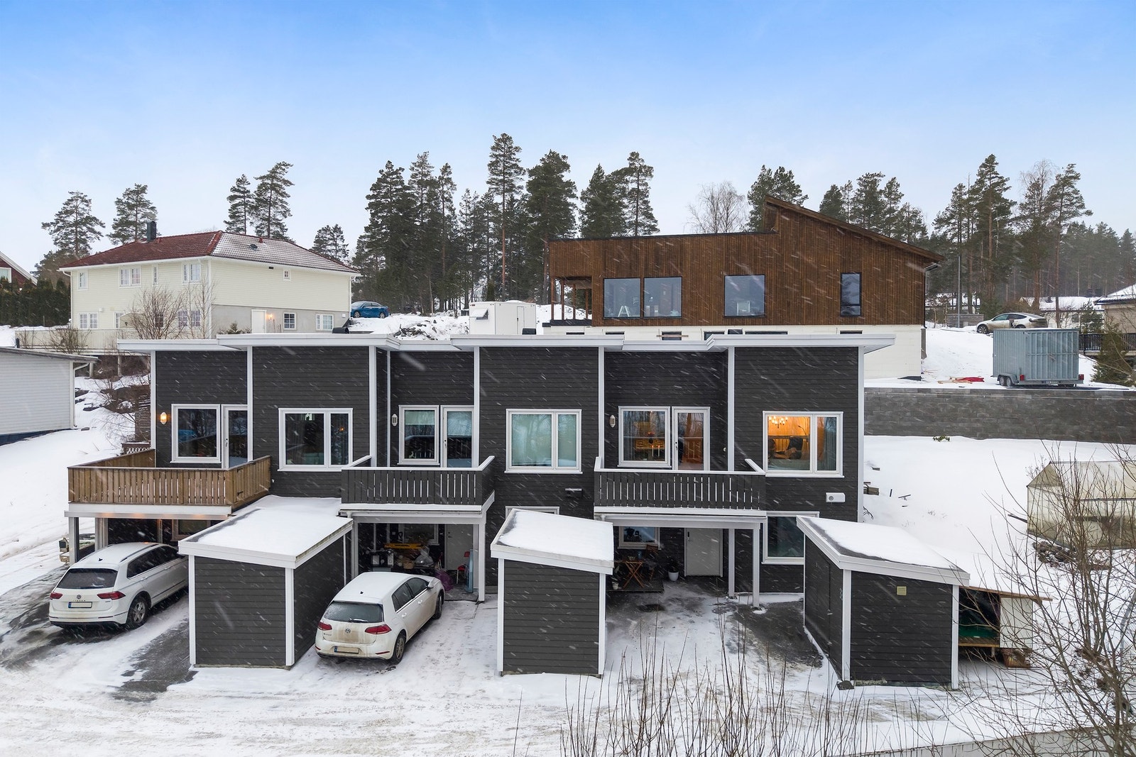 Flere utebilder, boligen er på enden til høyre Galleribilde