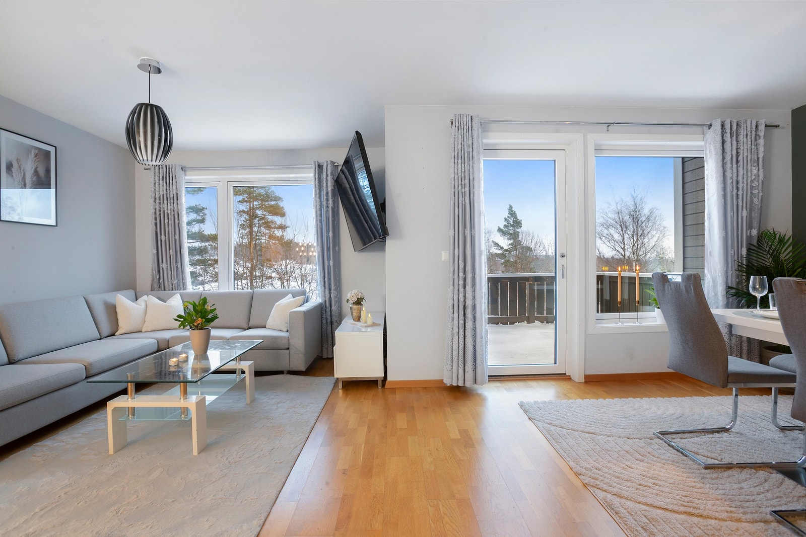 Utgang til stor balkong hvor man kan nyte morgenkaffen Galleribilde