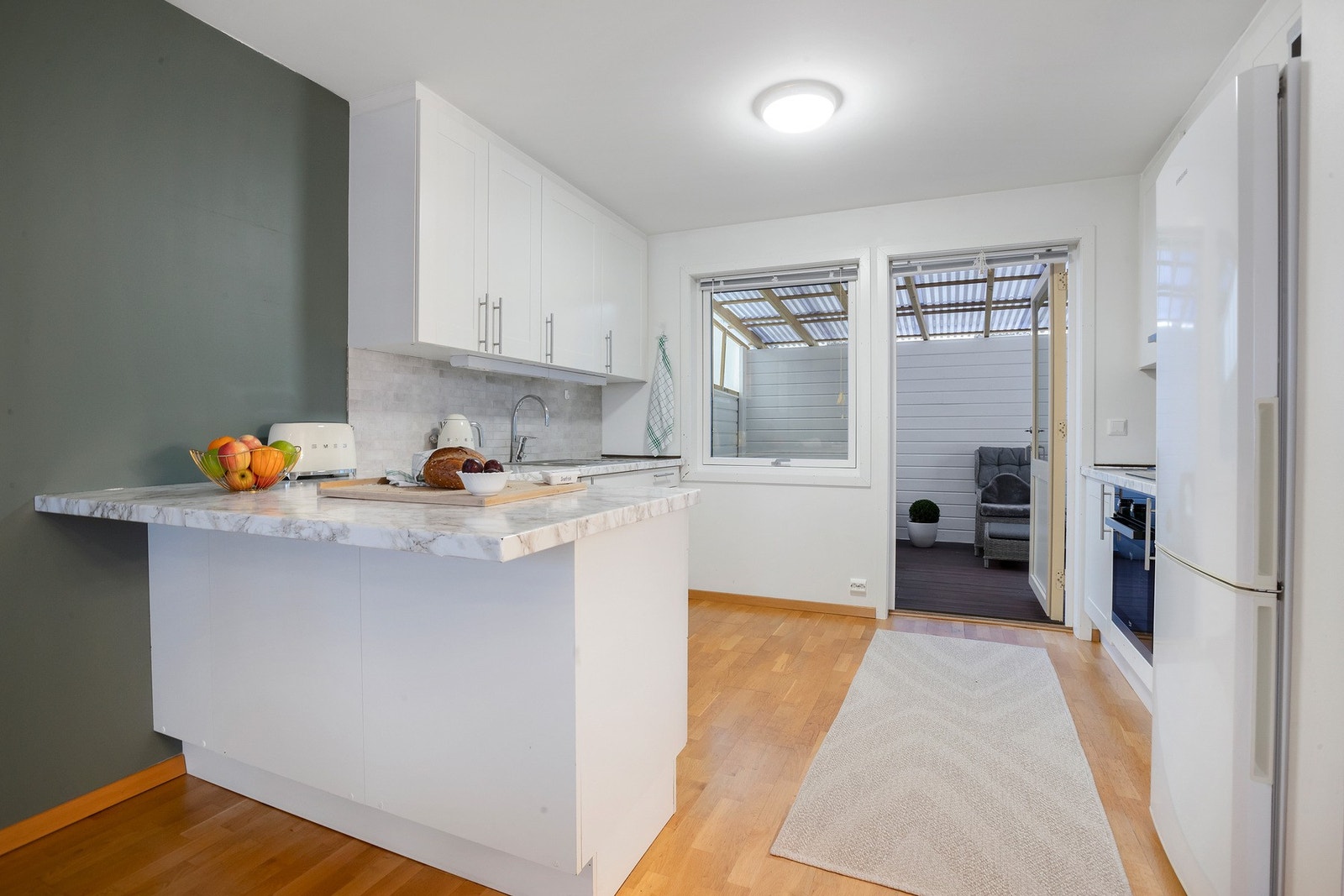 Pent og nøytralt kjøkken Galleribilde