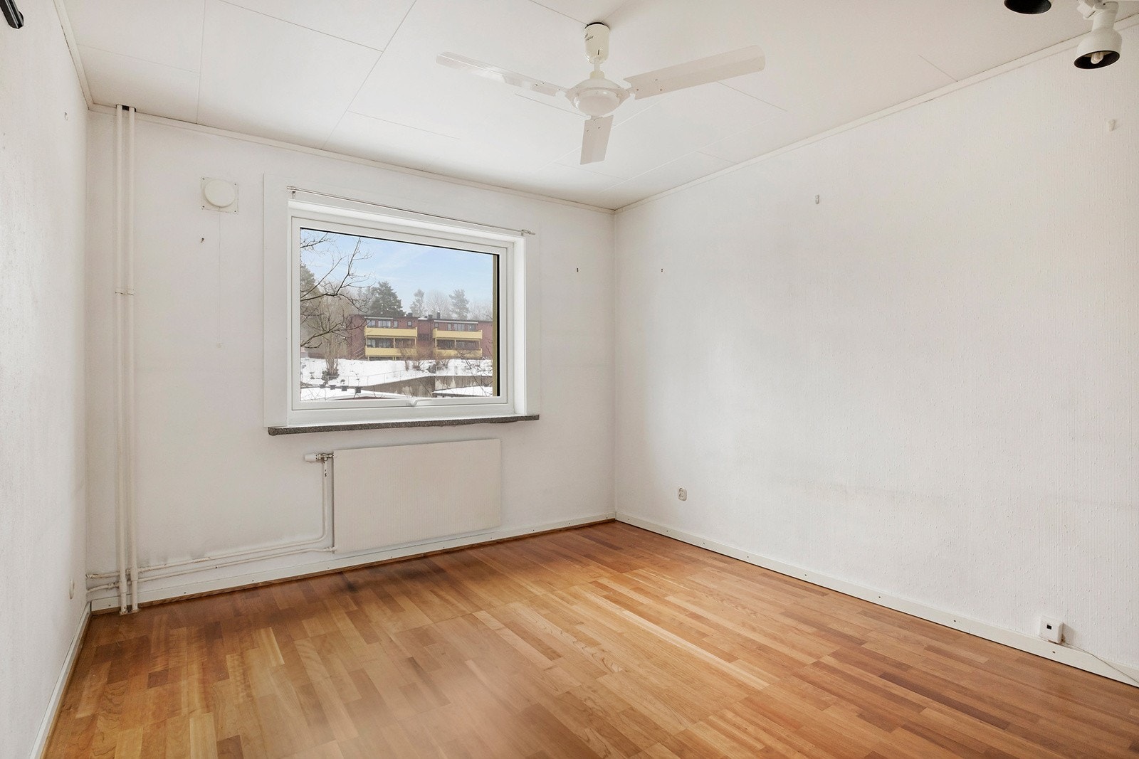 Her har du også fin plass til skrivebord/kontorpult Galleribilde