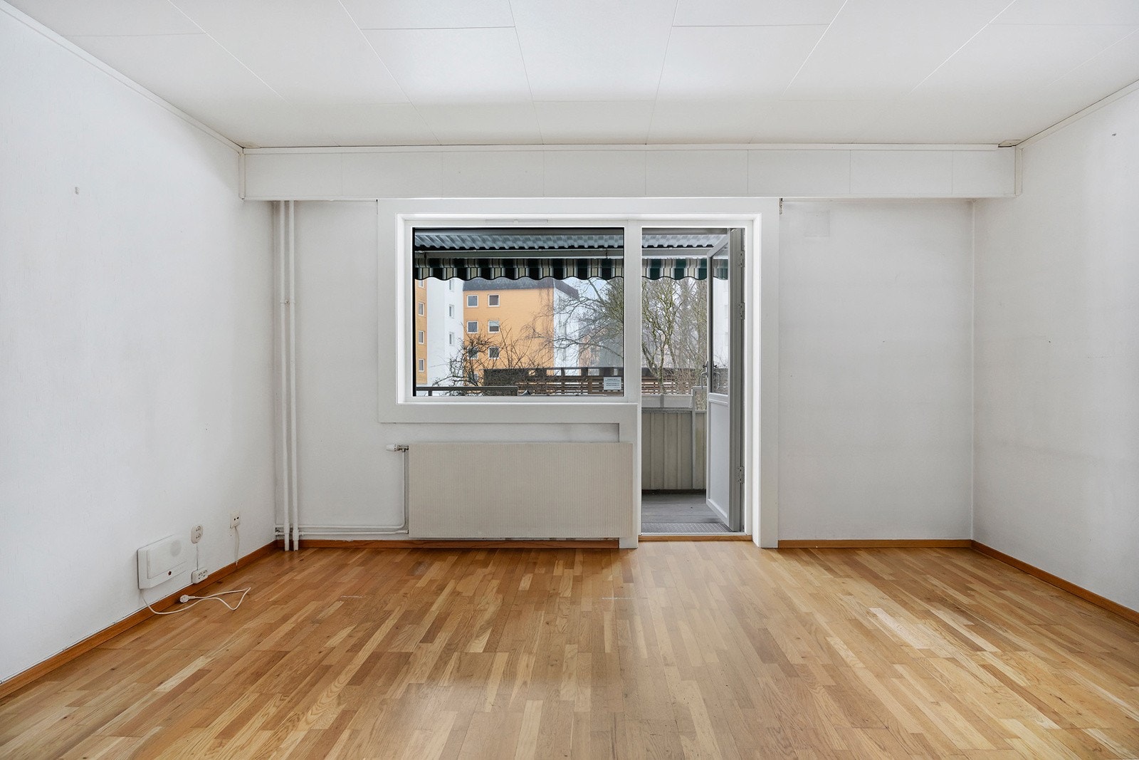 Lys og romslig stue med gode møbleringsmuligheter Galleribilde