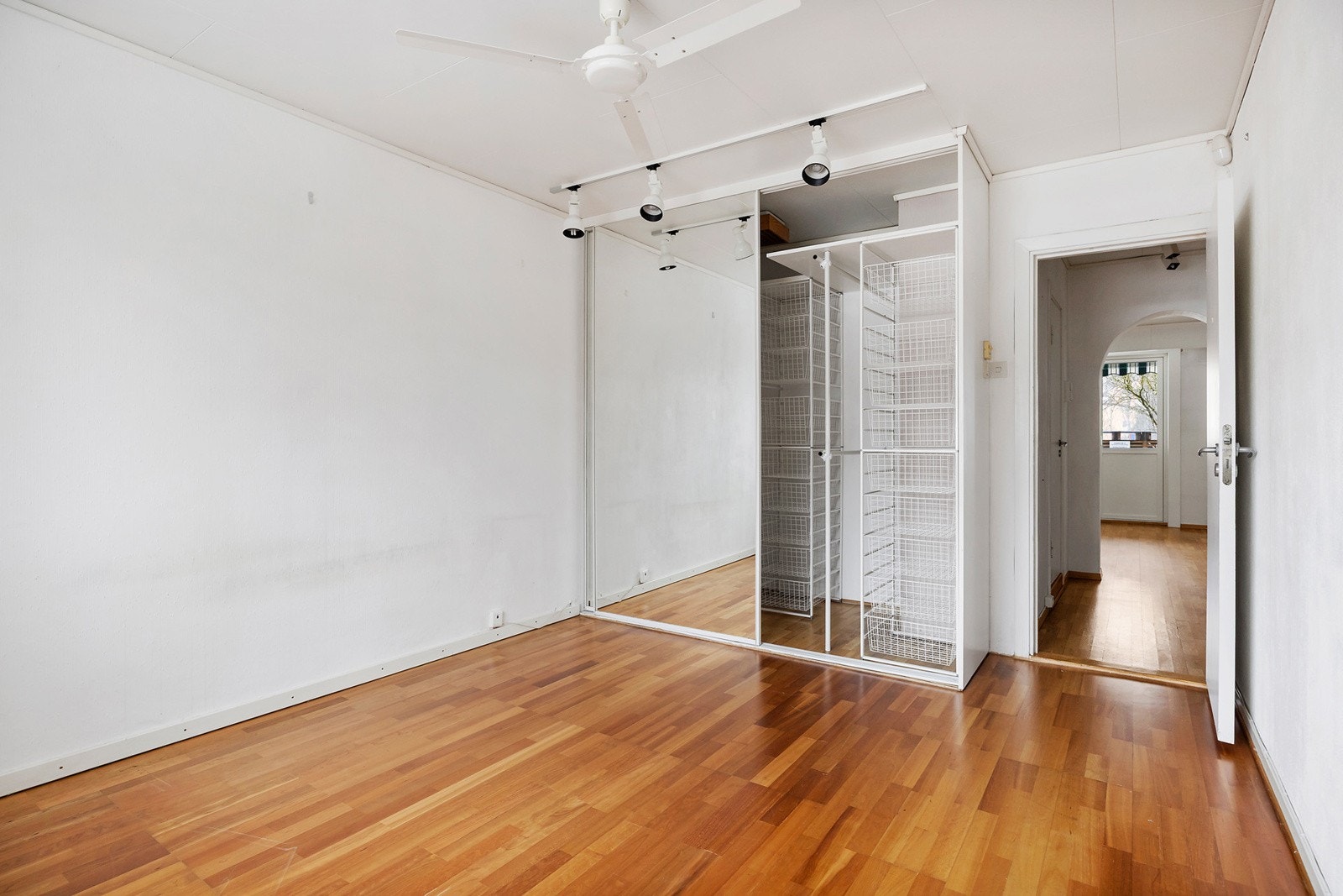 Boligen har ett stort soverom der du har god plass til dobbeltseng og nattbord. Stor og praktisk skyvedørsgarderobe med speilfronter Galleribilde