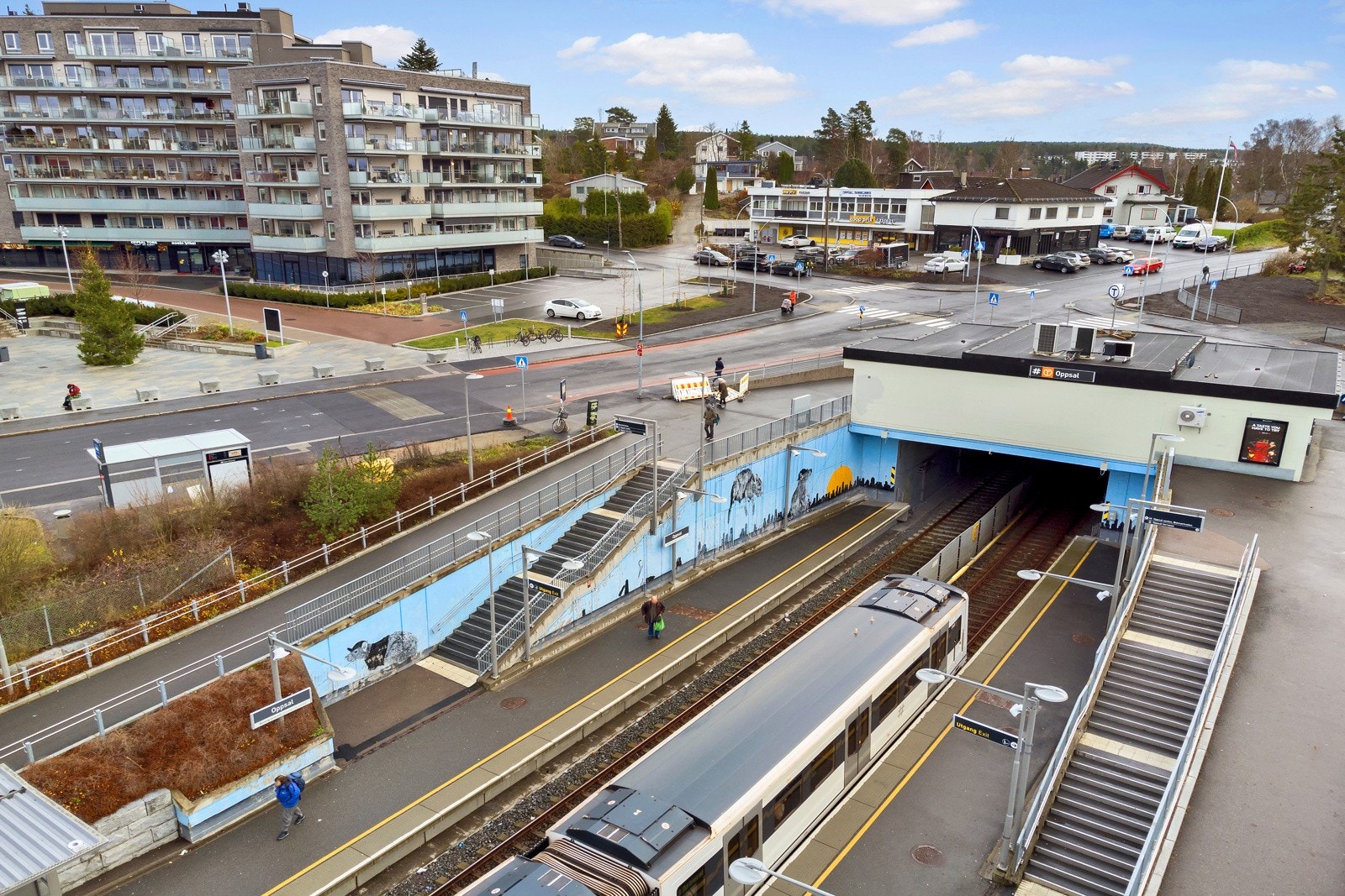 Under 15 minutters gange til Oppsal t-bane og senter. Nærbutikk og buss innen 5 minutter fra leiligheten Galleribilde