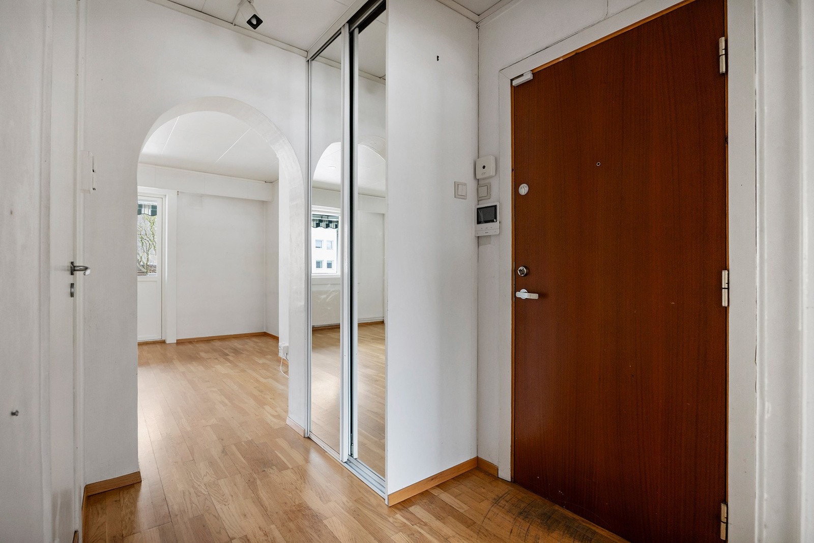 Lys og romslig entré med speil skyvedørsgarderobe Galleribilde