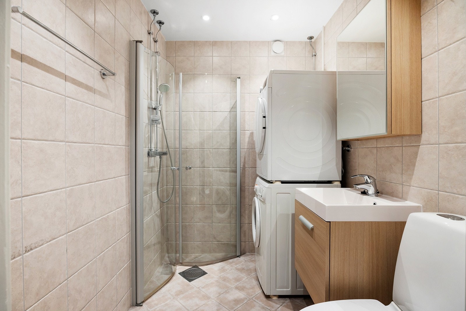 Pent flislagt baderom med varmekabler i gulv som er rehabilitert i regi av borettslaget i 2009 Galleribilde