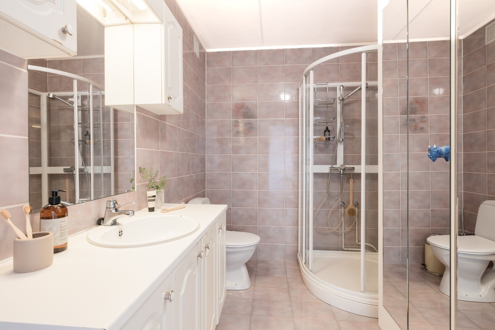 Pent og romslig bad fra byggeår med varmekabler i gulv. Galleribilde