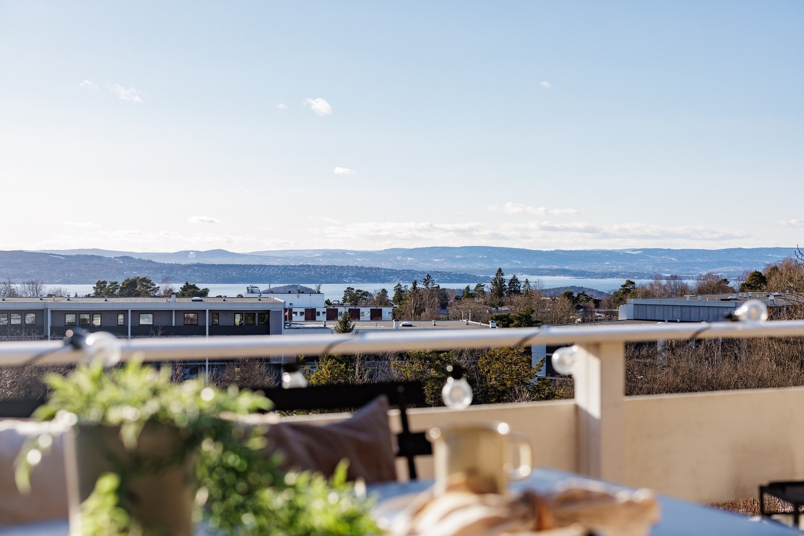 Dette er en stor og innholdsrik 4-roms toppleilighet (2. etasje) med utsikt, garasje og carport. Galleribilde