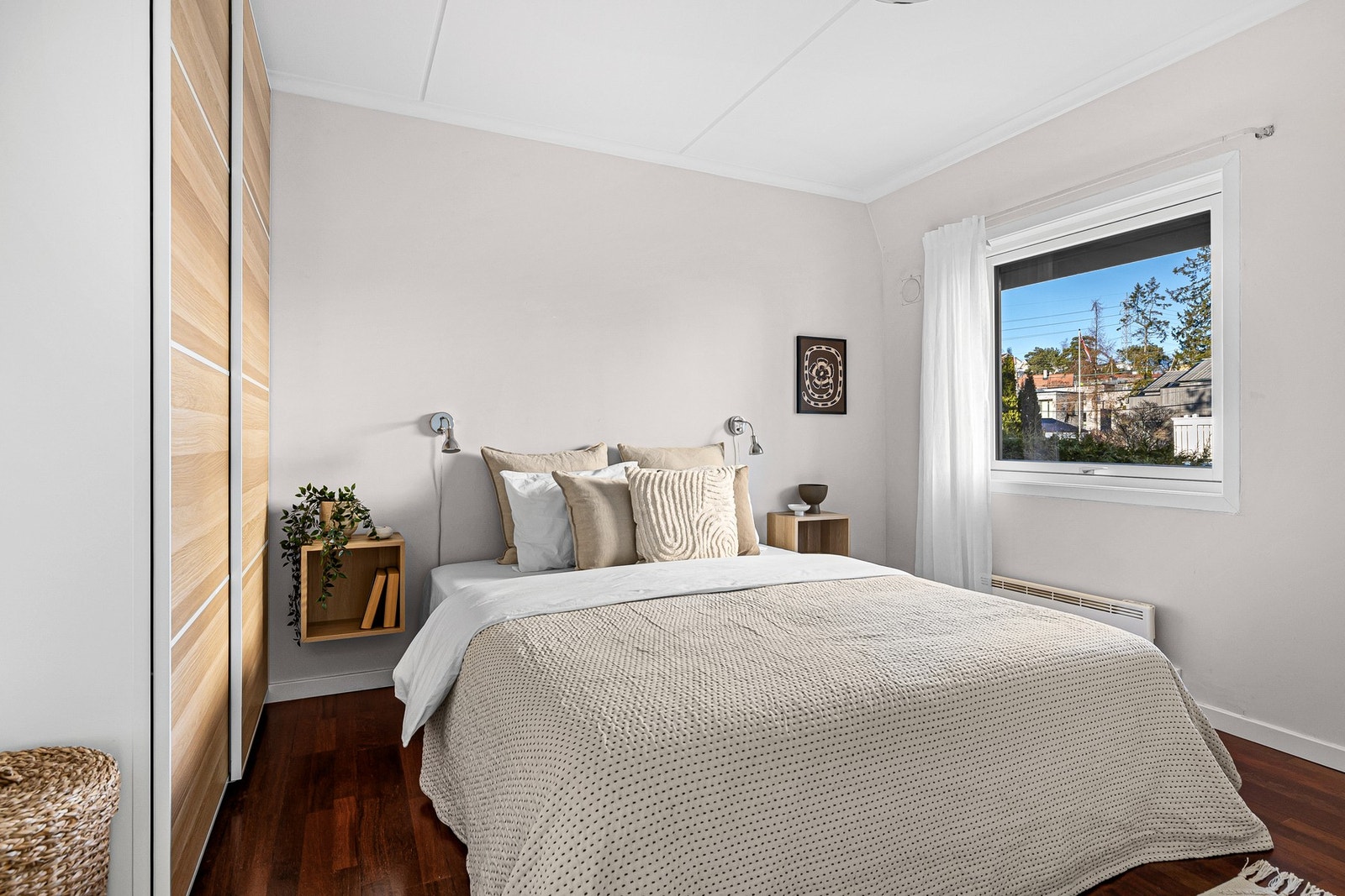 Hovedsoverommet er av meget god størrelse med morgen- og formiddagssol. Galleribilde