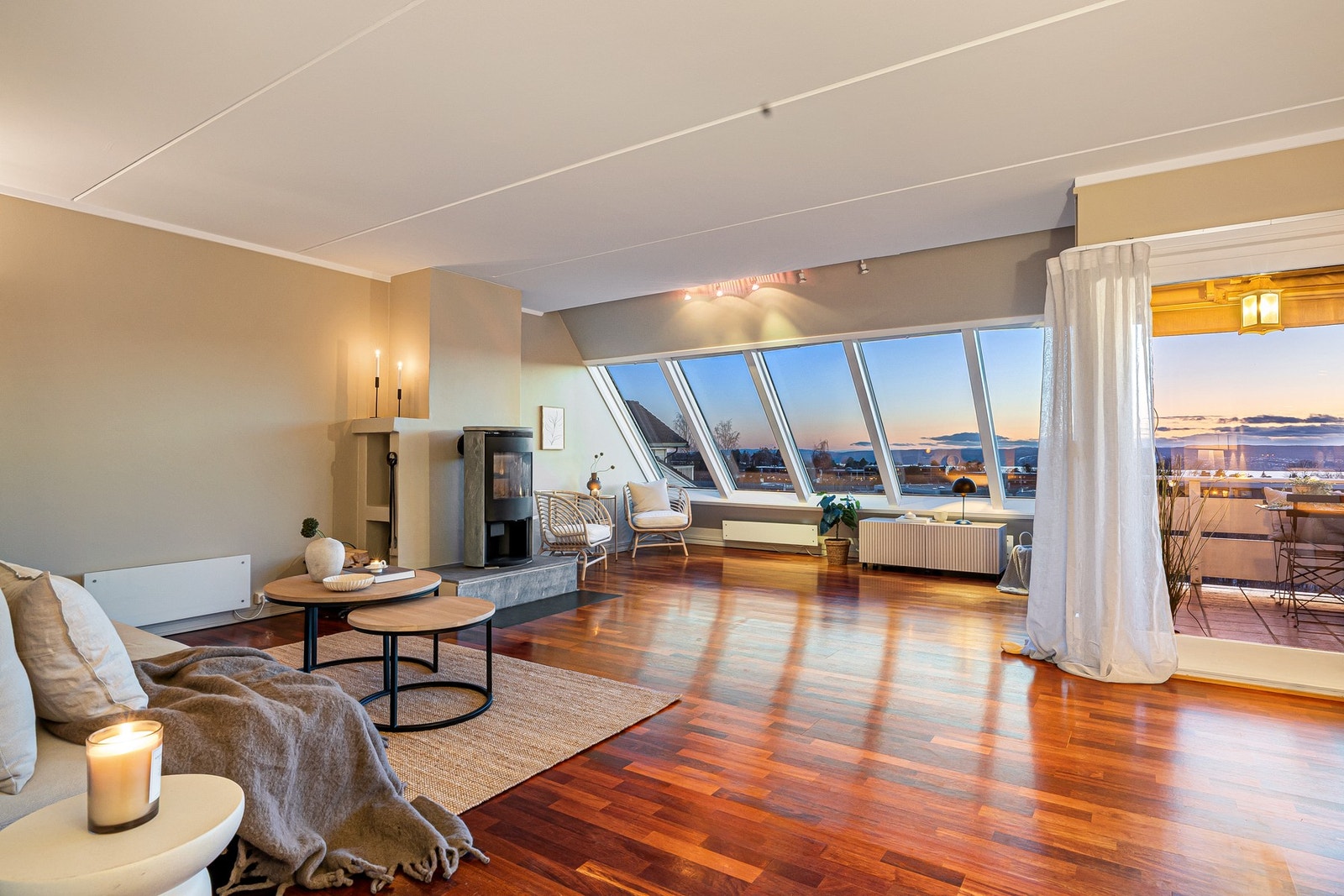 Vask og vedlikehold av skråtaksvinduer håndteres av sameiet. Galleribilde