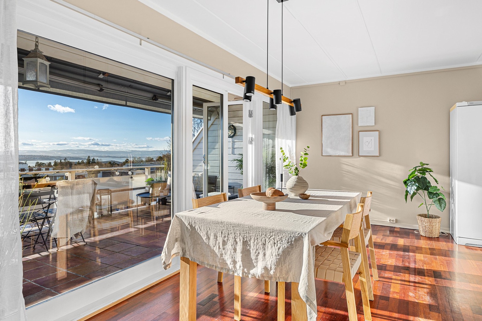 Fra spisestuen er det adkomst ut til en solrik, vestvendt terrasse på gode 14 m². Det ble satt inn en tofløyet terrassedør i 2019. Galleribilde