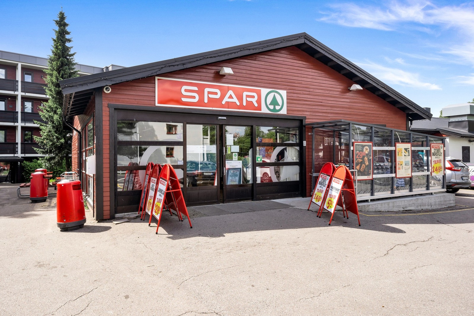 SPAR Kastellet ligger et steinkast unna - I nærområdet finnes flere større dagligvareforretninger som Meny Lambertseter og Jacobs på Holtet innen kort avstand. Galleribilde