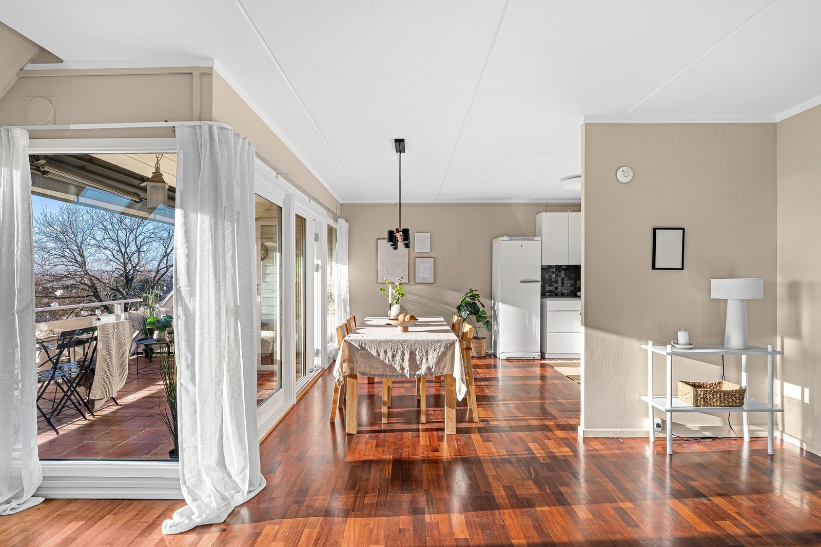 Spisestuen og kjøkkenet ligger behagelig tilbaktrukket fra øvrig oppholdsrom. Galleribilde