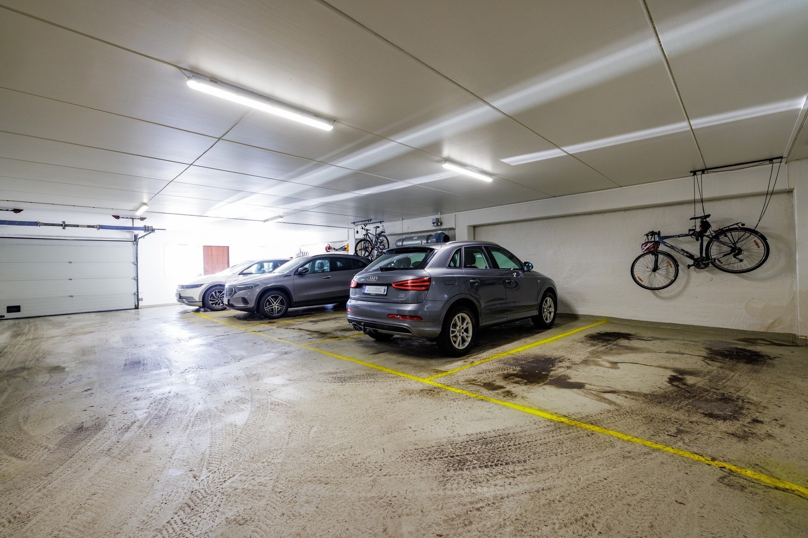 Leiligheten har egen parkering for to biler, en i garasje og en i carport. Mulighet for installering av egen ladeboks. Galleribilde