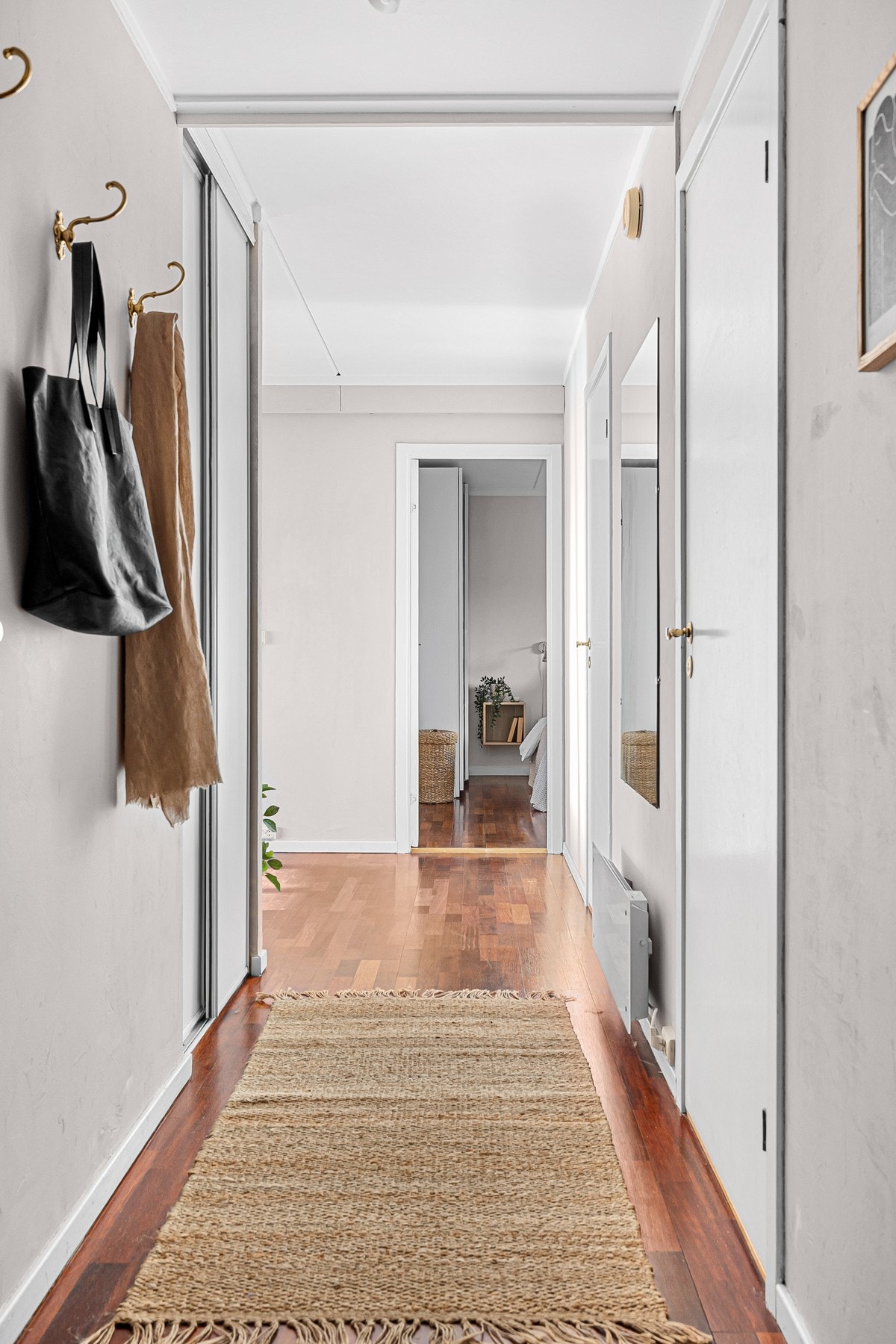 Entréen har en plassbygd garderobe med skyvedør for enkel oppbevaring av yttertøy. Galleribilde