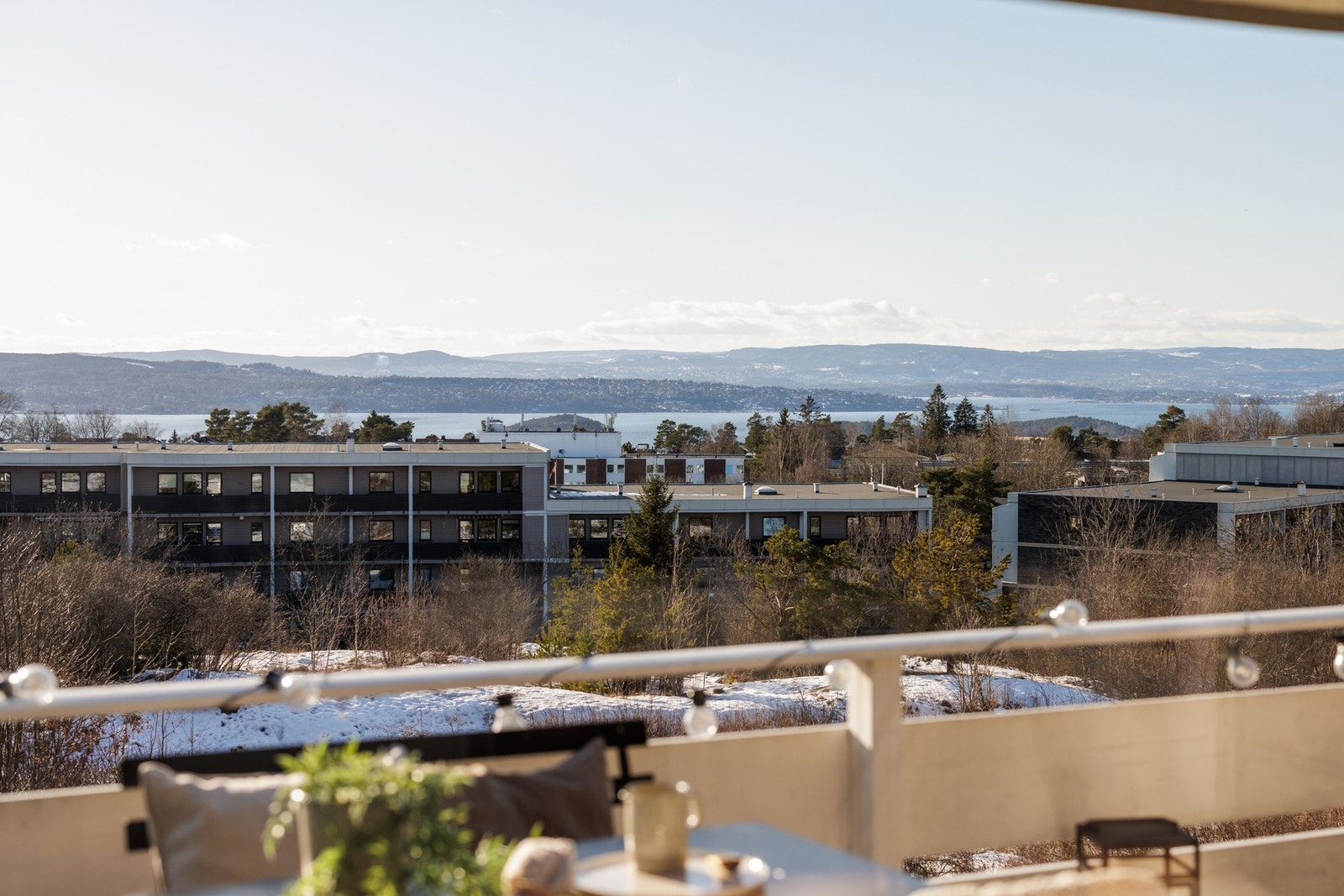 Vidstrakt utsikt mot Bunnefjorden, Nesoddtangen og åsane mot Drammen. Galleribilde