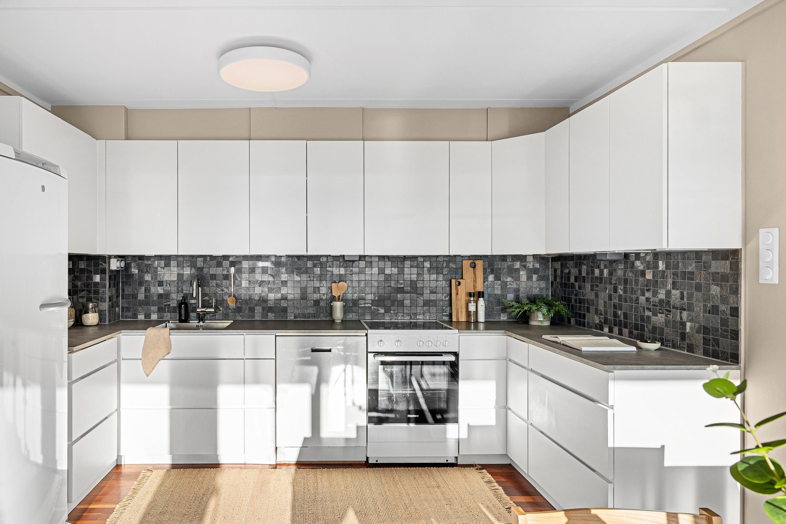 Flott kjøkkeninnredning fra Kvik som ble skiftet i 2017. Galleribilde