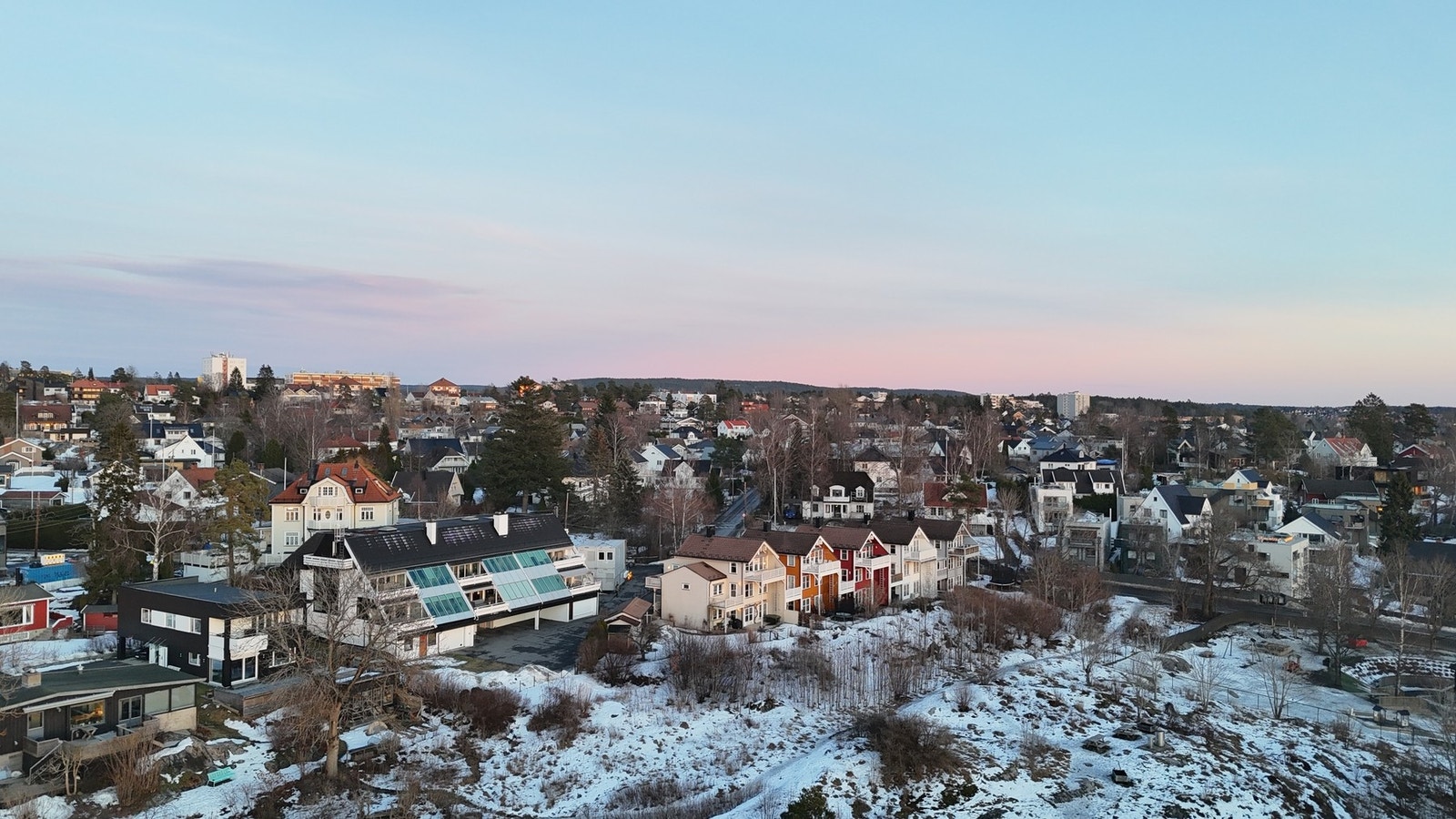 Ringshusveien 35B ligger fint og rolig til i naturskjønne omgivelser. Galleribilde