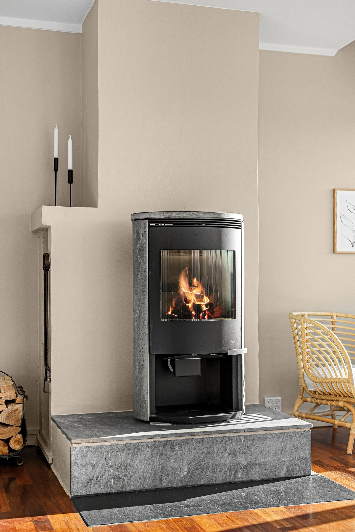 Flott peis med glassdører og steinplate under bidrar til en energieffektiv oppvarming av boligen på kalde årstider. Galleribilde