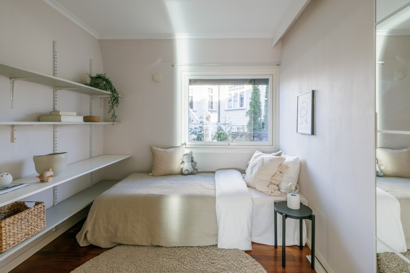 Soverom 2 er godt utstyrt med hylleoppbevaring og ble tidligere benyttet som kontor/arbeidsrom. Galleribilde