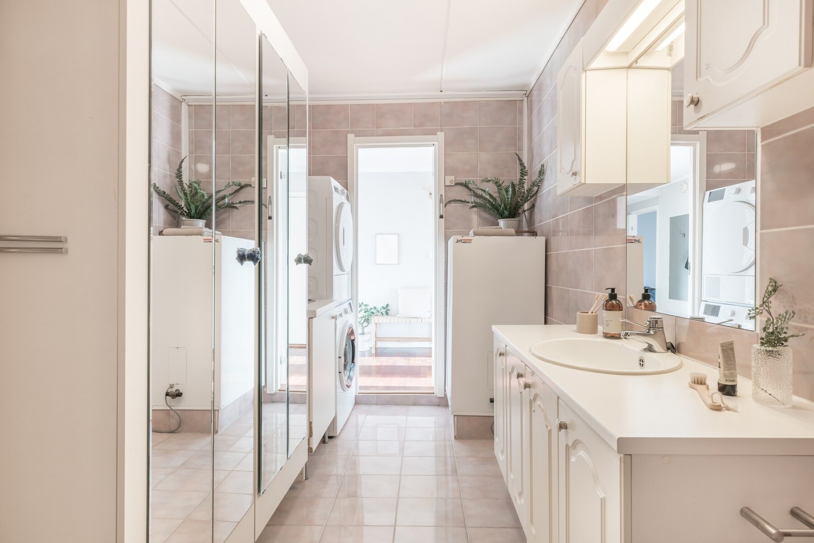 Badets tilstand tilsier at en må påberegne modernisering. For øvrig opplegg for vaskemaskin, samt varmtvannsbereder på 198 L fra 1987. Galleribilde