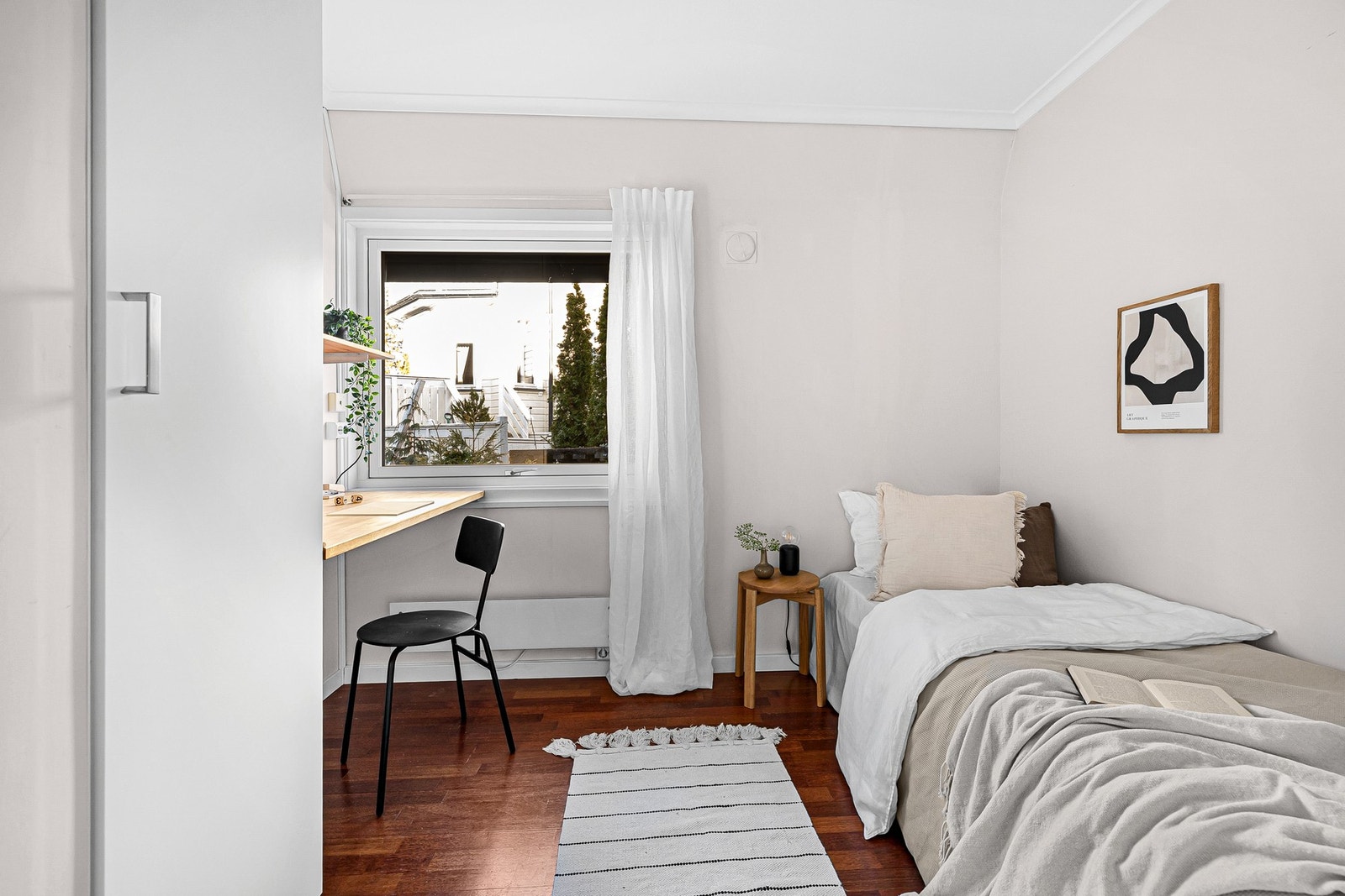 Samtlige soveromsvinduer ligger vendt mot øst, og ble skiftet i 2019. Galleribilde