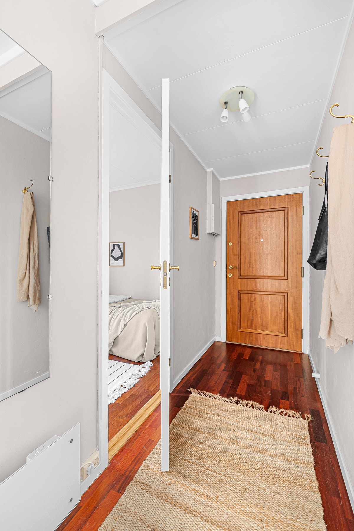 Du ønskes velkommen inn i en hyggelig entré - Fra inngangspartiet er kort vei til loft- og kjeller med garasje. Galleribilde