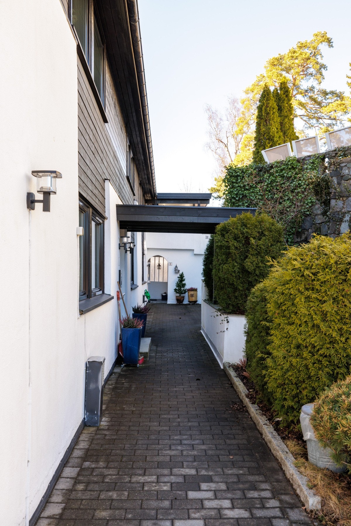 Hyggelig og forseggjort inngangsparti. Sameiet prydes av flotte fellesområder som stelles av beboere i sameiet. Galleribilde