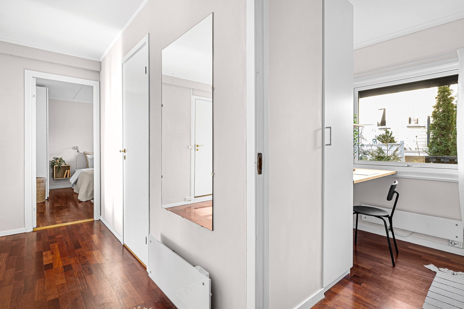 Du ønskes velkommen inn i en praktisk entré med adkomst til 3 gode soverom. Galleribilde