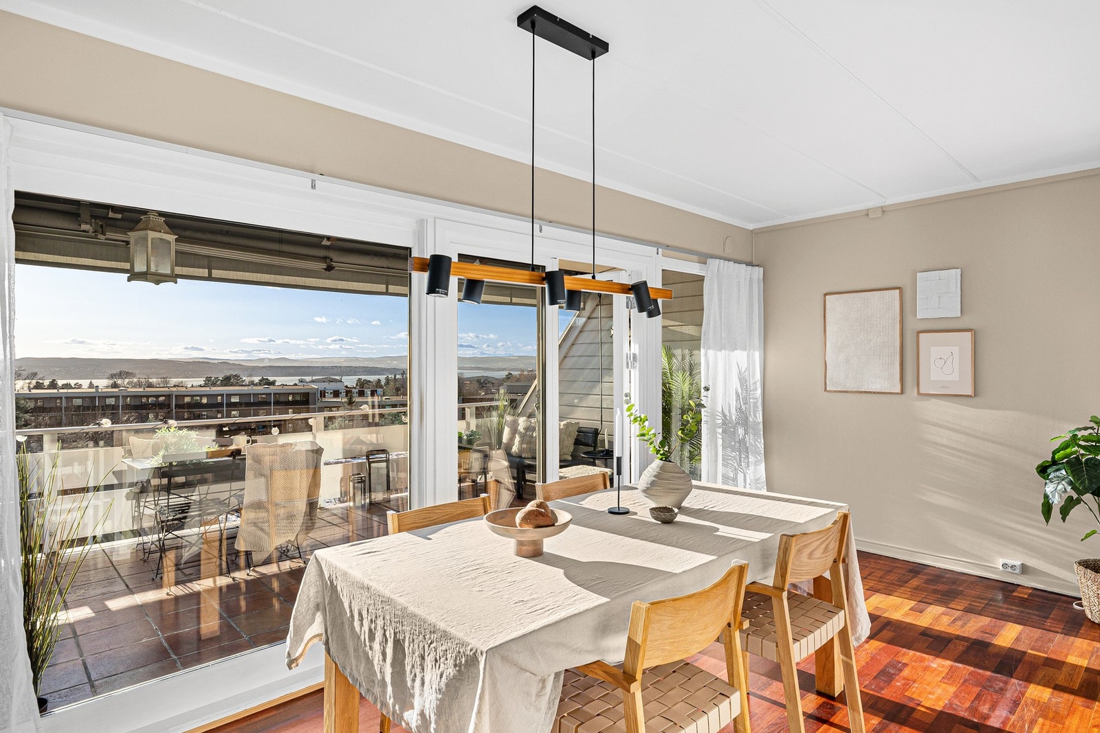 Spisegruppen finner sin naturlige plass i tilknytning til kjøkkenet og terrassen. Galleribilde