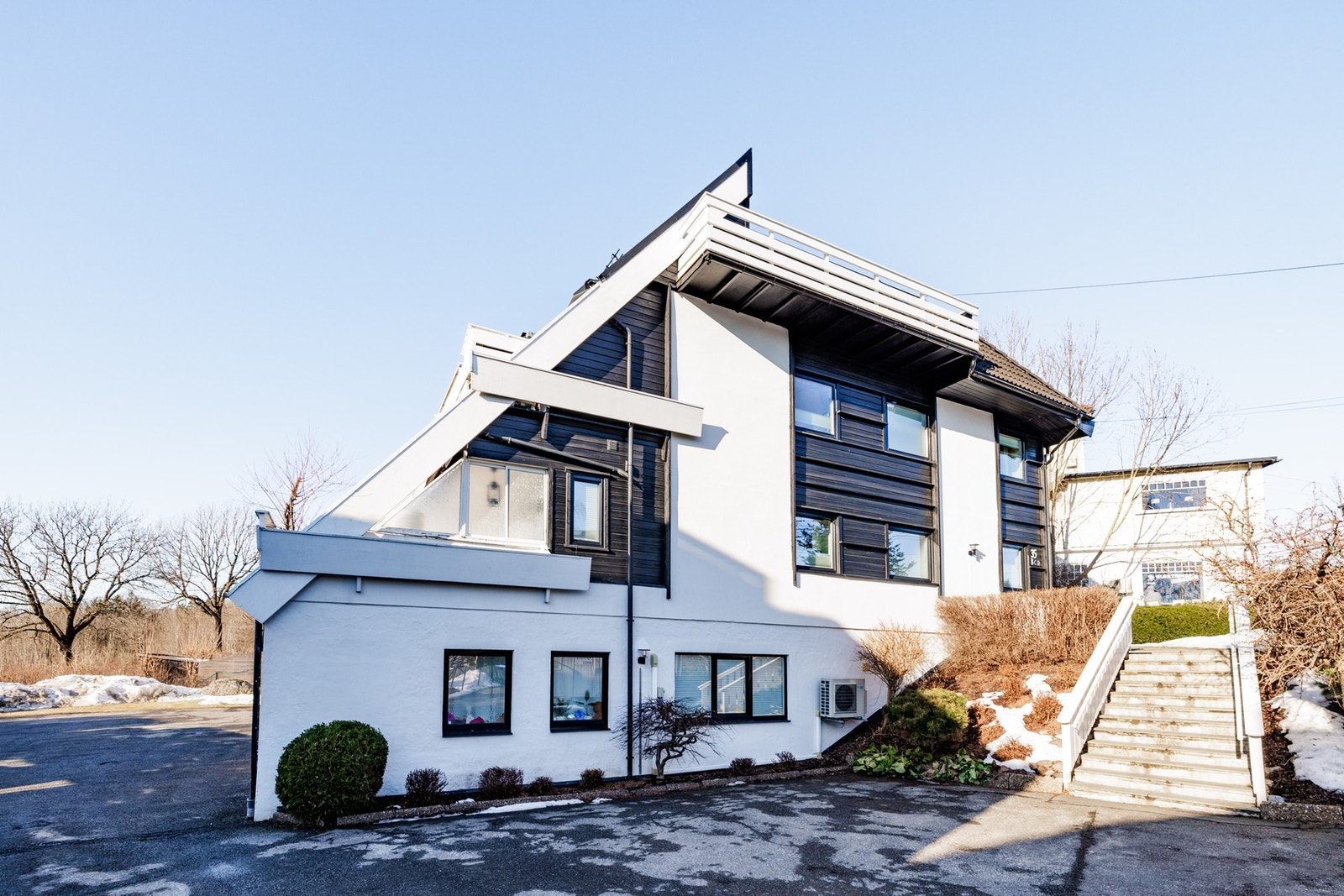 I løpet av våren 2026, så vil Sameiet få utbedret adkomstvei med ny asfalt, nytt gjerde og trappefriadkomst inn til inngangsparti. Dette er en del av godtgjørelsen for utleie av deler av tomten for brakker (midlertidig). Galleribilde