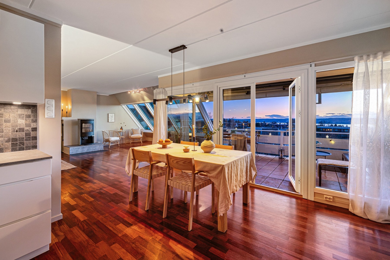 Leilighetens utforming gir plass til en større spisegruppe for sosiale sammenkomster. Galleribilde