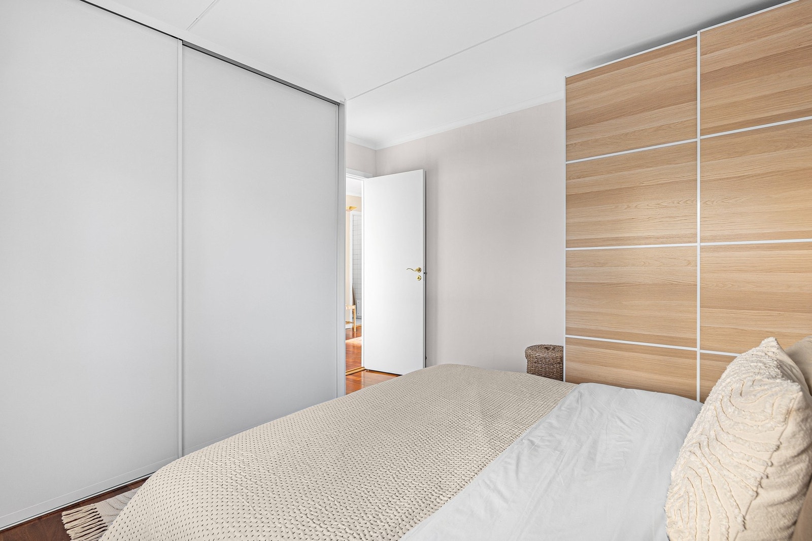 Soverommet byr ellers på rikelig gardorbeplass fra to sider, som medfølger. Galleribilde