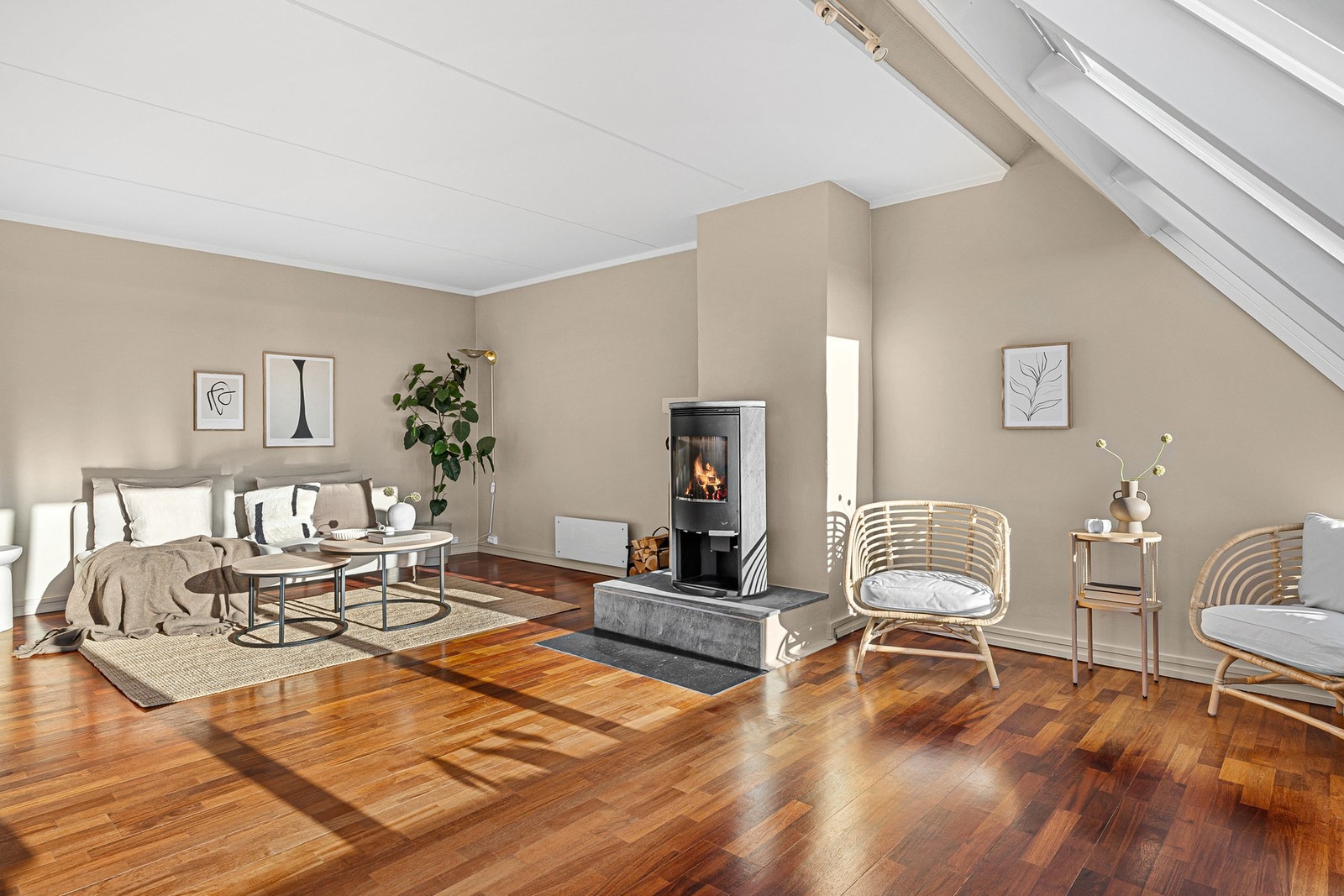 Stuen er nymalt i 2026, og det er lagt et slitesterkt 3-stavsparkettgulv som gir en flott kontrast. Galleribilde