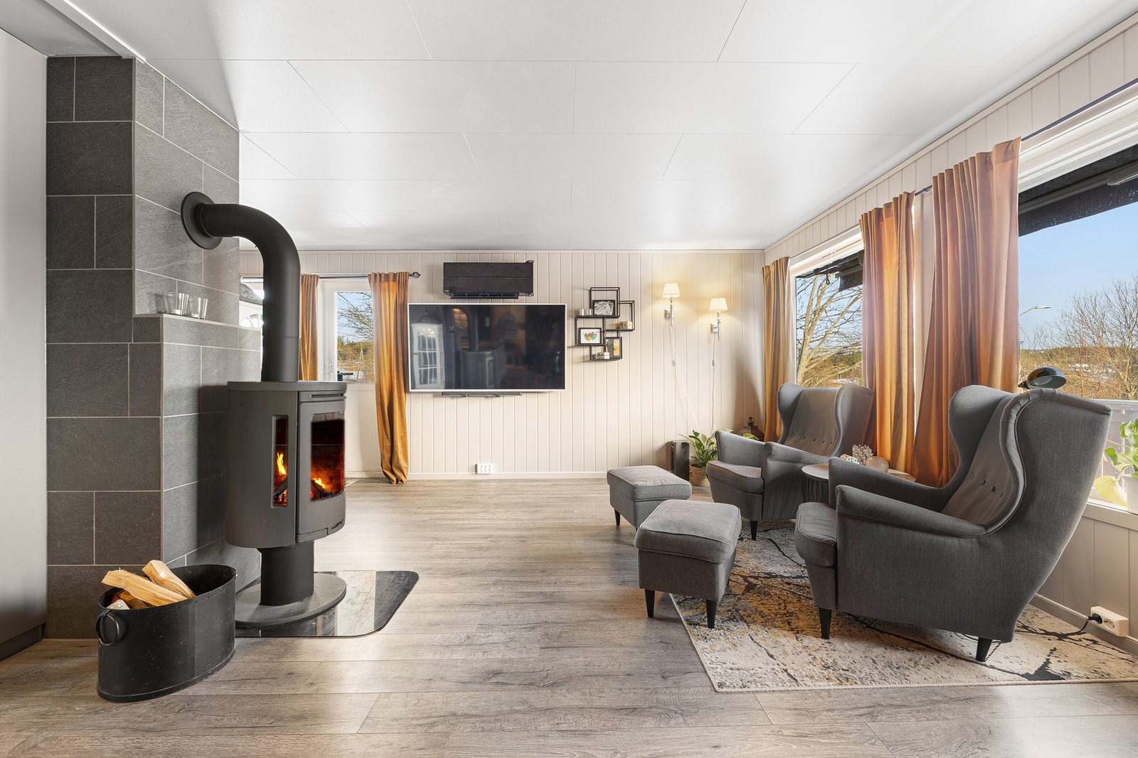 Stuen er utstyrt med vedovn og varmepumpe. Galleribilde
