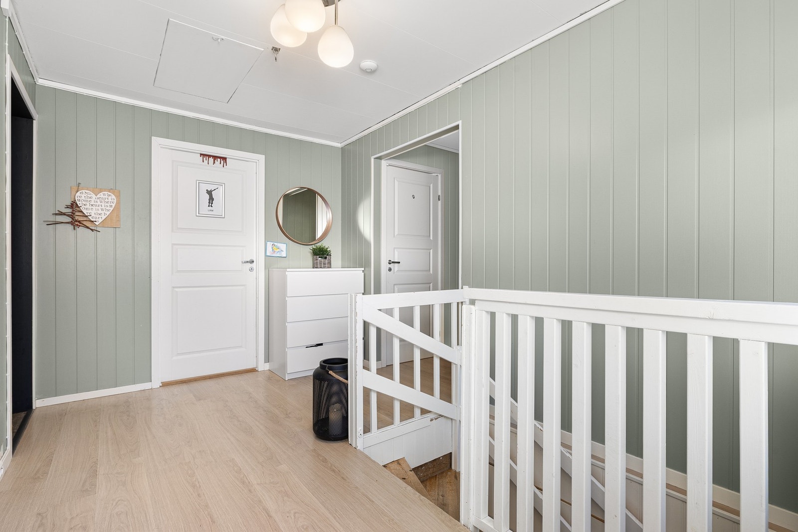 I gangen har du trapp ned til sokkeletasjen og en luke til kaldloft. Galleribilde