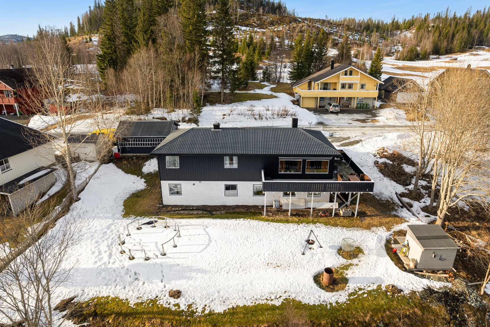 Stor og solrik hage. Galleribilde