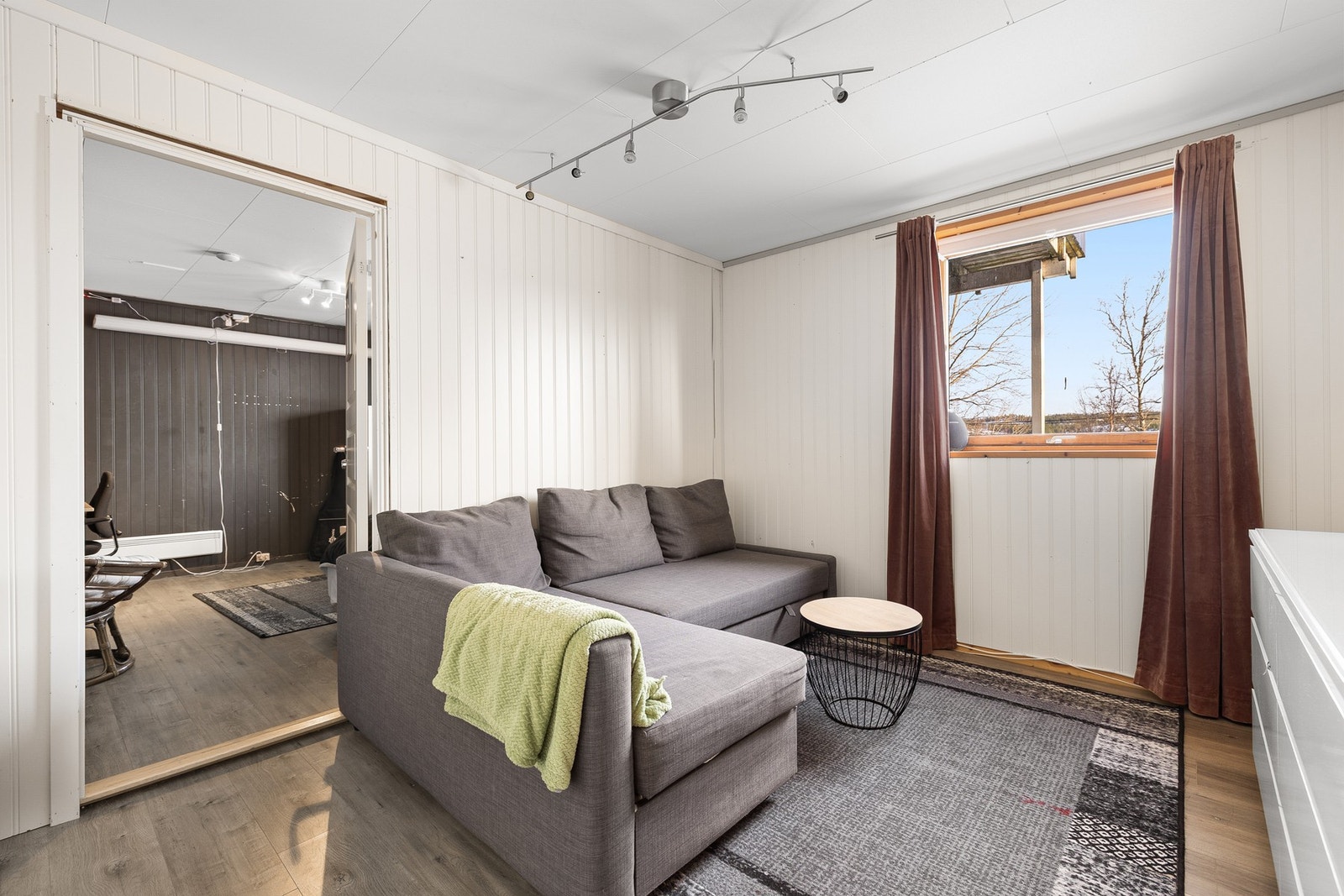 Laminat på gulv, malt overflate på vegger og i himling. Galleribilde