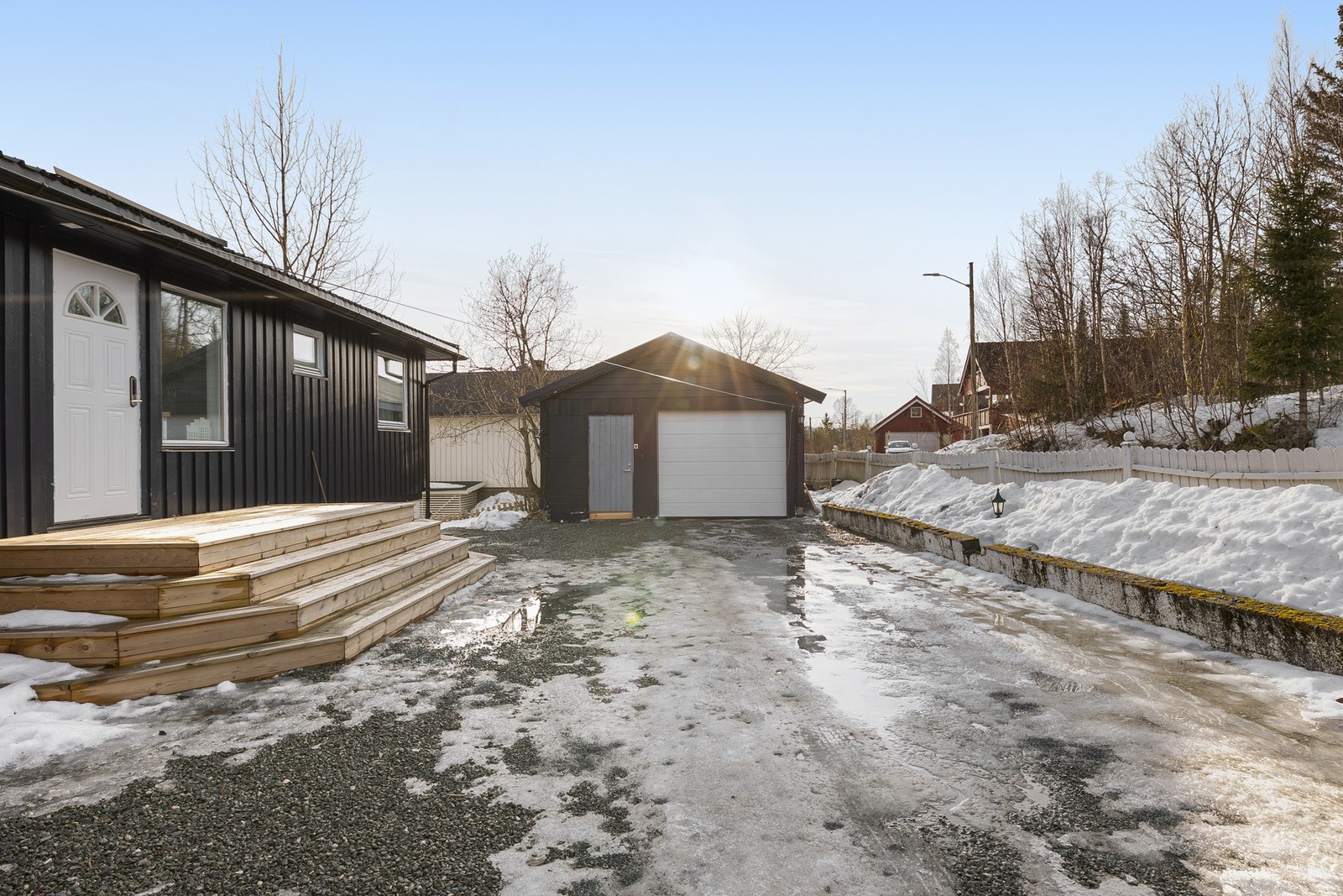Parkeringsplass i garasje og tomten. Galleribilde
