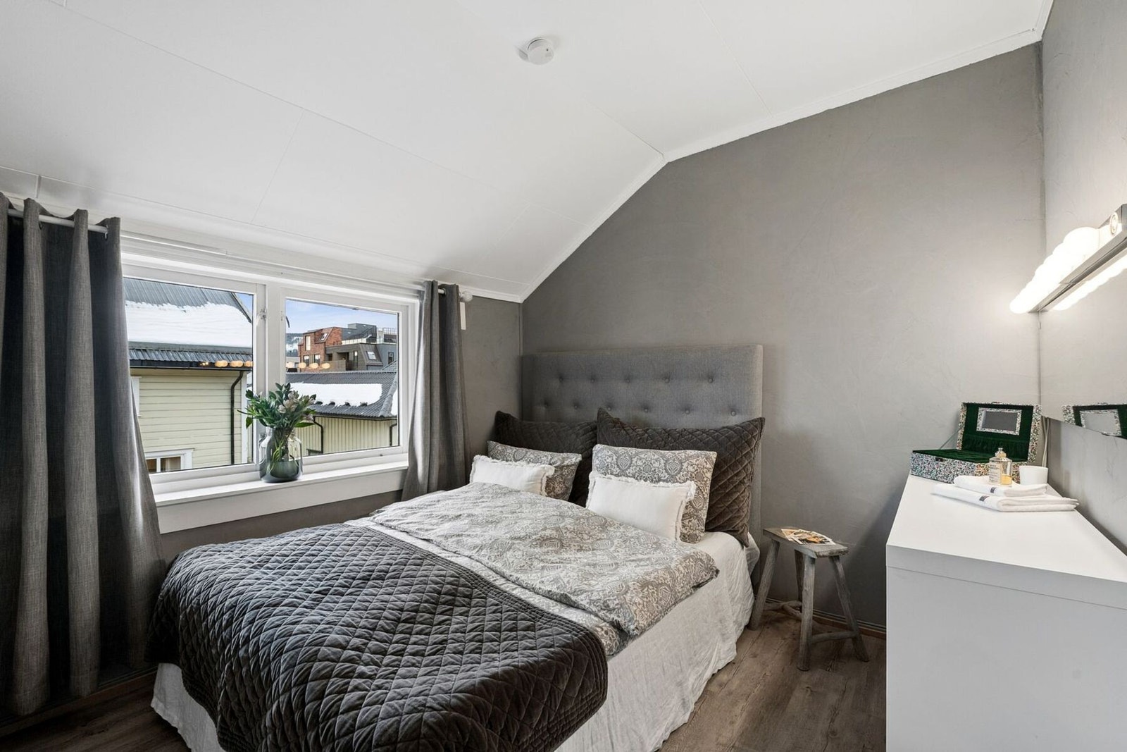 Lyst og tiltalende soverom med plass til dobbeltseng. Galleribilde