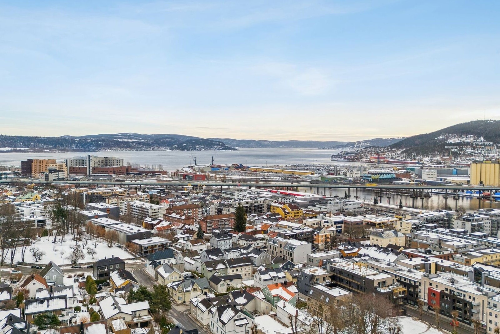 Leiligheten ligger med kort avstand til kjøpesenteret CC Drammen med rundt 40 butikker og et variert servicetilbud. Galleribilde