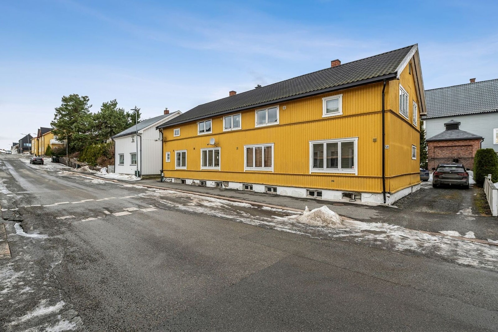 Eiendommen tilbyr parkering i bakgården, praktisk plassert i tilknytning til boligen. Galleribilde